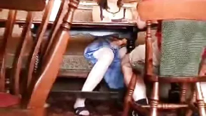 یک دختر سیگاری روی صورت یک برده فیلم سکسی زن وسگ چربی گربه می نشیند و توسط cunnilingus دارو می شود