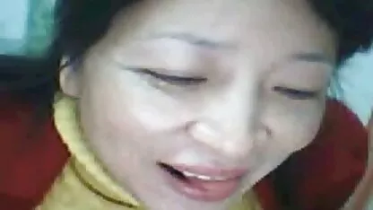 بوسه در جوراب ساق بلند ماهی روی صورت بیدمشک و با چهره ای زیبا از لزبین فیلم سکس سگ با دختر است