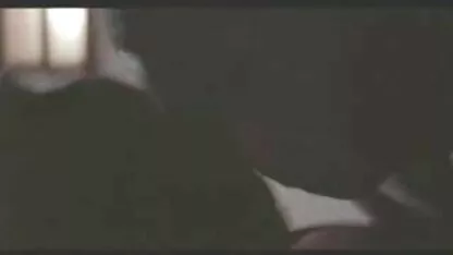ترنر بدون لباس سوپرانسان وسگ زیر روی یک رشته می نشیند و قدمی را نشان می دهد