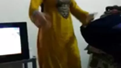 مالاتو بلند و پا در ساق کلیپ سکس سگ با زن ، به عضله می دهد و یک خروس را سوار می کند