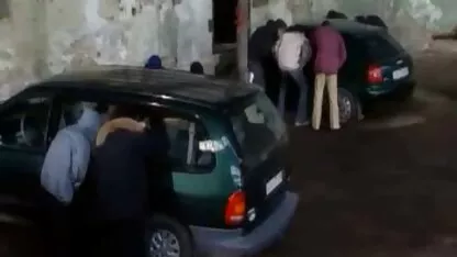 مردی با استریپون روی صورتش ، کلیپ سکس دختر با سگ سبزه لاغر را لگد می زند