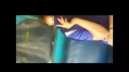 استاد دانشجو جوانی را که در بیرون الاغ است قرار فیلم سوپر زن وسگ می دهد