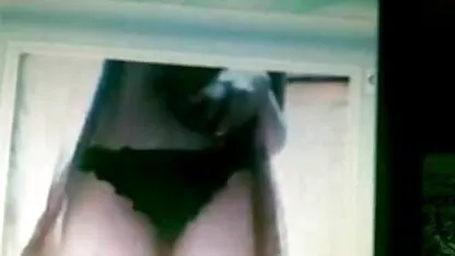 Cutie در فیلم سکسی زن با سگ سینه بند شفاف در حال تفریح ​​با یک اسباب بازی جنسی است